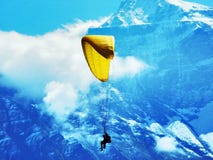 Tandemowi paragliders w pasma górskiego Glarus Alps w Glarnerland turystycznym regionie lub fotografia stock Tandemowi paragliders w pasma górskiego Glarus Alps w Glarnerland turystycznym regionie lub fotografia stock