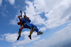 Tandemowy skydiving Dwa silnego m??czyzny s? w niebie obraz royalty free Tandemowy skydiving Dwa silnego m??czyzny s? w niebie obraz royalty free
