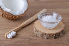 Tandkräm för kokosnötolja, naturligt alternativ för sunda tänder, trätandborste arkivfoto Tandkräm för kokosnötolja, naturligt alternativ för sunda tänder, trätandborste arkivfoto
