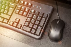 Tangentbord med musen på tabellen, affärsidé, mjuk fokus som tonar precis sålt royaltyfria foton Tangentbord med musen på tabellen, affärsidé, mjuk fokus som tonar precis sålt royaltyfria foton