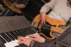 Tangentbordspelare på etapp med en musikband arkivfoton Tangentbordspelare på etapp med en musikband arkivfoton