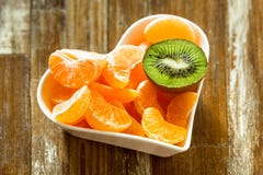 Tangerine und Kiwi in einer weißen Platte lizenzfreies stockfoto Tangerine und Kiwi in einer weißen Platte lizenzfreies stockfoto
