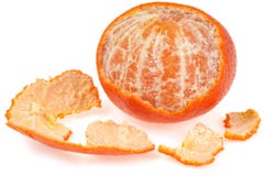 Tangerine που ξεφλουδίζεται εν μέρει στην κινηματογράφηση σε πρώτο πλάνο στο άσπρο υπόβαθρο στοκ φωτογραφίες με δικαίωμα ελεύθερης χρήσης Tangerine που ξεφλουδίζεται εν μέρει στην κινηματογράφηση σε πρώτο πλάνο στο άσπρο υπόβαθρο στοκ φωτογραφίες με δικαίωμα ελεύθερης χρήσης