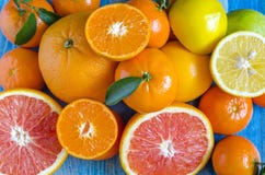 Tangerines cytryn pomarańcz wapna cytrus na w górę błękitnej tło kopii przestrzeni zdjęcie stock Tangerines cytryn pomarańcz wapna cytrus na w górę błękitnej tło kopii przestrzeni zdjęcie stock
