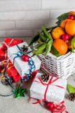Tangerines και διακοσμήσεις Χριστουγέννων στοκ εικόνες Tangerines και διακοσμήσεις Χριστουγέννων στοκ εικόνες