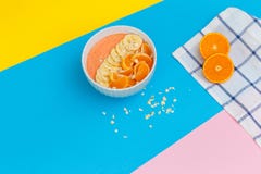 Tangerines и бананы на плите на покрашенных предпосылках свежие фрукты на покрашенной предпосылке Взгляд сверху стоковое фото Tangerines и бананы на плите на покрашенных предпосылках свежие фрукты на покрашенной предпосылке Взгляд сверху стоковое фото