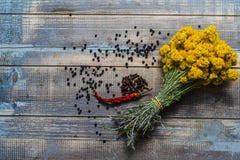 Tansy και πιπέρι, σε ένα ξύλινο υπόβαθρο, μαύρο πιπέρι στοκ εικόνες Tansy και πιπέρι, σε ένα ξύλινο υπόβαθρο, μαύρο πιπέρι στοκ εικόνες