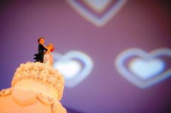 Tanzende Bräutigam- und Brautpuppen hergestellt vom Zucker auf die Oberseite der Hochzeitstorte stockbilder Tanzende Bräutigam- und Brautpuppen hergestellt vom Zucker auf die Oberseite der Hochzeitstorte stockbilder
