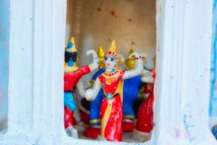 Tanzende keramische Zahlen in einem kleinen thailändischen Tempel stockbilder Tanzende keramische Zahlen in einem kleinen thailändischen Tempel stockbilder