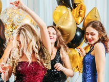 Tanzende Spaßmädchen des fantastischen Ereignisses der Partei festlichen stockfotos Tanzende Spaßmädchen des fantastischen Ereignisses der Partei festlichen stockfotos