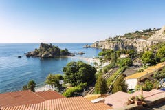 Taormina Italien, 08/30/2016: H?rlig b?sta sikt p? den Isola stranden royaltyfri fotografi Taormina Italien, 08/30/2016: H?rlig b?sta sikt p? den Isola stranden royaltyfri fotografi