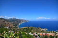 Taormina, Ιταλία, Σικελία στις 26 Αυγούστου 2015 Το θαυμάσιο πανόραμα από το ελληνικό θέατρο στοκ φωτογραφίες με δικαίωμα ελεύθερης χρήσης Taormina, Ιταλία, Σικελία στις 26 Αυγούστου 2015 Το θαυμάσιο πανόραμα από το ελληνικό θέατρο στοκ φωτογραφίες με δικαίωμα ελεύθερης χρήσης