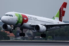 TAP het vliegtuig die van Luchtportugal van baan van start gaan royalty-vrije stock foto TAP het vliegtuig die van Luchtportugal van baan van start gaan royalty-vrije stock foto