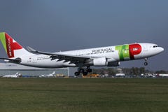 TAP het vliegtuig die van Luchtportugal van baan van start gaan royalty-vrije stock afbeelding TAP het vliegtuig die van Luchtportugal van baan van start gaan royalty-vrije stock afbeelding