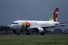 TAP het vliegtuig van Luchtportugal op baan in de Luchthavenschiphol van Amsterdam AMS stock foto TAP het vliegtuig van Luchtportugal op baan in de Luchthavenschiphol van Amsterdam AMS stock foto