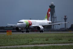 TAP het vliegtuig van Luchtportugal op baan in de Luchthavenschiphol van Amsterdam AMS royalty-vrije stock foto TAP het vliegtuig van Luchtportugal op baan in de Luchthavenschiphol van Amsterdam AMS royalty-vrije stock foto