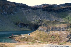 Tapa de la monta?a turismo que acampa y tienda de las aventuras paisaje cerca del agua al aire libre en el lago Lacul Balea, Tran foto de archivo libre de regalías Tapa de la monta?a turismo que acampa y tienda de las aventuras paisaje cerca del agua al aire libre en el lago Lacul Balea, Tran foto de archivo libre de regalías