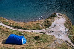 Tapa de la montaña turismo que acampa y tienda de las aventuras paisaje cerca del agua al aire libre en el lago Lacul Balea, Tran imagen de archivo Tapa de la montaña turismo que acampa y tienda de las aventuras paisaje cerca del agua al aire libre en el lago Lacul Balea, Tran imagen de archivo