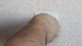 Tapar los enchufes múltiples en el enchufe de pared Lapso de tiempo de muchos diversos enchufes metrajes Tapar los enchufes múltiples en el enchufe de pared Lapso de tiempo de muchos diversos enchufes metrajes