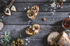 Tapas végétariens de pain d'amandes avec les tomates, l'olive verte, le fromage et les amandes secs pour le brunch photographie stock Tapas végétariens de pain d'amandes avec les tomates, l'olive verte, le fromage et les amandes secs pour le brunch photographie stock