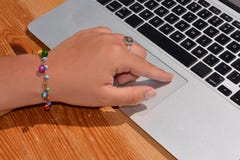 Taper sur un clavier d'ordinateur portatif photographie stock Taper sur un clavier d'ordinateur portatif photographie stock