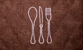 Tapis de Brown pour des fourchettes et des cuill?res de cuisine photo libre de droits Tapis de Brown pour des fourchettes et des cuill?res de cuisine photo libre de droits
