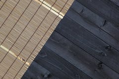 Tapis en bambou sur la table en bois, vue supérieure images libres de droits Tapis en bambou sur la table en bois, vue supérieure images libres de droits
