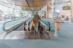 Tapis roulant de Travelator pour des passagers à l'aéroport avec le silhoue photographie stock Tapis roulant de Travelator pour des passagers à l'aéroport avec le silhoue photographie stock
