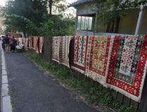 Tappeti rumeni tradizionali alla via fotografia stock libera da diritti Tappeti rumeni tradizionali alla via fotografia stock libera da diritti