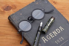 Tappningdagordning, fountainpen och glasögon Arkivbild Tappningdagordning, fountainpen och glasögon Arkivbild