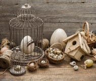 Tappningeaster garnering med ägg och fågelburen arkivbilder Tappningeaster garnering med ägg och fågelburen arkivbilder