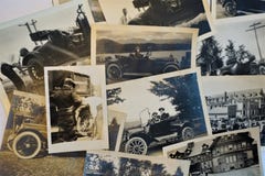 Tappningfotografier av kvinnor som kör bilar royaltyfria foton Tappningfotografier av kvinnor som kör bilar royaltyfria foton