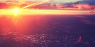 Tappninglilor tonade den dramatiska solnedgången som sågs från nivån royaltyfri fotografi Tappninglilor tonade den dramatiska solnedgången som sågs från nivån royaltyfri fotografi