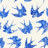tappningmodell med små svalor, sömlös modell med fågeln stock illustrationer tappningmodell med små svalor, sömlös modell med fågeln stock illustrationer