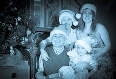 Tappningstående av den lyckliga familjen fotografering för bildbyråer Tappningstående av den lyckliga familjen fotografering för bildbyråer