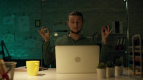 Tardi alla notte in ufficio privato l'efficace uomo d'affari lavora ad un computer portatile È riuscito internazionalmente vincen stock footage Tardi alla notte in ufficio privato l'efficace uomo d'affari lavora ad un computer portatile È riuscito internazionalmente vincen stock footage