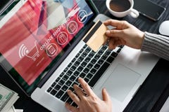 TARGET299_1_ online pojęcie Kobiety mienia złocista kredytowa karta w ręce i online zakupy używać na laptopie w domu Obraz Stock TARGET299_1_ online pojęcie Kobiety mienia złocista kredytowa karta w ręce i online zakupy używać na laptopie w domu Obraz Stock