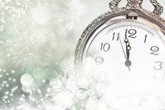 Tarjeta de felicitación del Año Nuevo con las luces del reloj y del día de fiesta del vintage Fotos de archivo libres de regalías