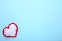 Tarjeta de felicitación del día de tarjetas del día de San Valentín Corazón de Handmaded en fondo azul foto de archivo Tarjeta de felicitación del día de tarjetas del día de San Valentín Corazón de Handmaded en fondo azul foto de archivo