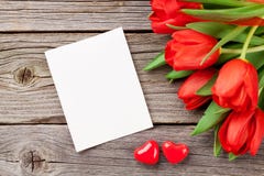 Tarjeta de felicitación del día tulipanes y del ` rojos s de la tarjeta del día de San Valentín foto de archivo Tarjeta de felicitación del día tulipanes y del ` rojos s de la tarjeta del día de San Valentín foto de archivo