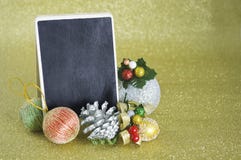 Tarjeta de la pizarra con el ornamento de la Navidad en fondo del oro imágenes de archivo libres de regalías Tarjeta de la pizarra con el ornamento de la Navidad en fondo del oro imágenes de archivo libres de regalías