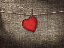 Tarjeta de la tarjeta del día de San Valentín en forma de corazón de la vieja ejecución roja del paperr en un clo imagen de archivo Tarjeta de la tarjeta del día de San Valentín en forma de corazón de la vieja ejecución roja del paperr en un clo imagen de archivo