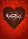 Tarjeta de letras feliz de día de las tarjetas del día de San Valentín Forma de madera oscura del corazón en Rose Flowers Backgro Imagen de archivo libre de regalías