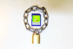 tarjeta de memoria SD protegida por una cerradura con una cadena imagen de archivo tarjeta de memoria SD protegida por una cerradura con una cadena imagen de archivo