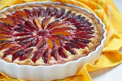 Tarta del ciruelo y de la almendra Imagen de archivo libre de regalías Tarta del ciruelo y de la almendra Imagen de archivo libre de regalías