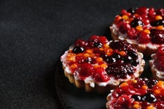 Tarta z jagodami zamyka w górę ciemnego tła na zdjęcia royalty free Tarta z jagodami zamyka w górę ciemnego tła na zdjęcia royalty free