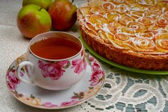 Tarte aux pommes avec les roses et le thé photos stock Tarte aux pommes avec les roses et le thé photos stock