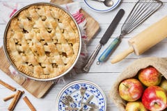 Tarte aux pommes et ingrédients faits maison sur une table rustique Photo stock Tarte aux pommes et ingrédients faits maison sur une table rustique Photo stock
