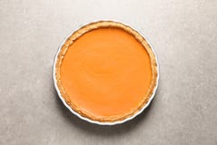 Tarte de potiron fait maison délicieux frais sur le fond gris photos stock Tarte de potiron fait maison délicieux frais sur le fond gris photos stock