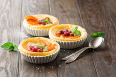 Tartelettes avec le fromage blanc et les fruits frais photo libre de droits Tartelettes avec le fromage blanc et les fruits frais photo libre de droits